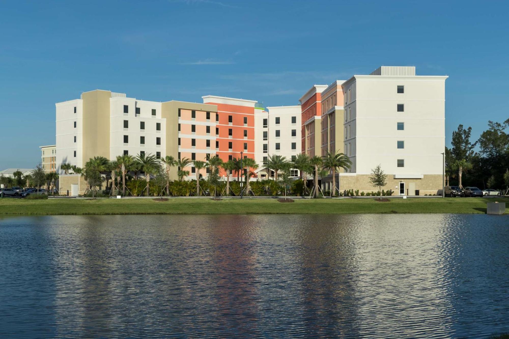 Hampton Inn & Suites Cape Canaveral Cruise Port, Fl Exterior foto